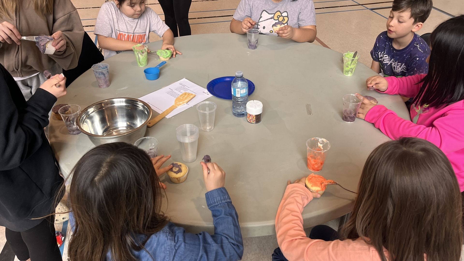 kids decorating cupcakes